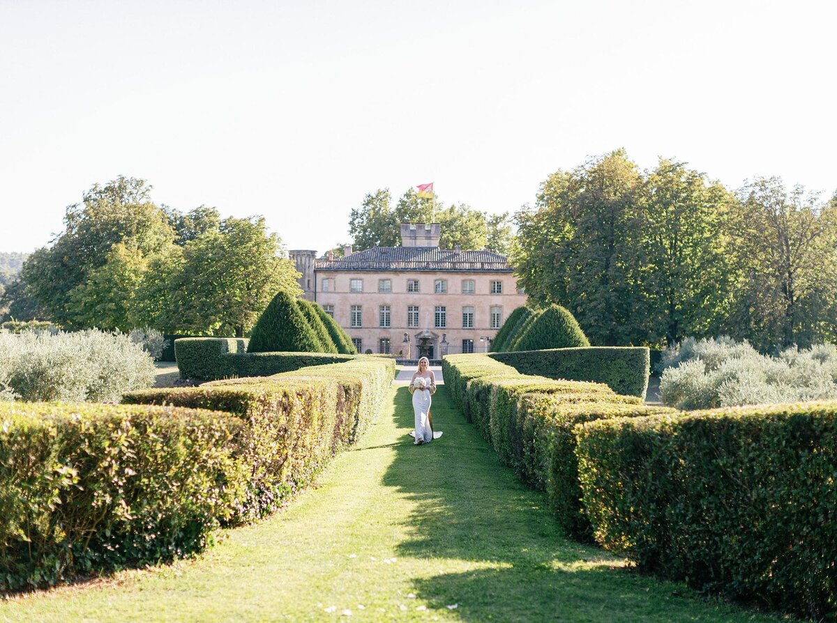 Bridal-walk-garden-aisle-French-chateau