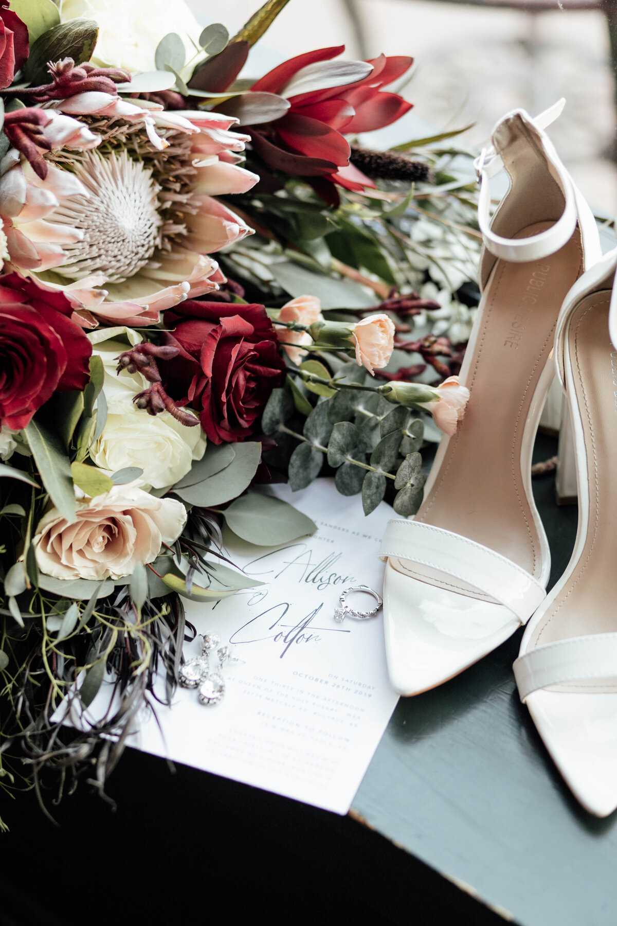 Bride ring with bouquet. 
