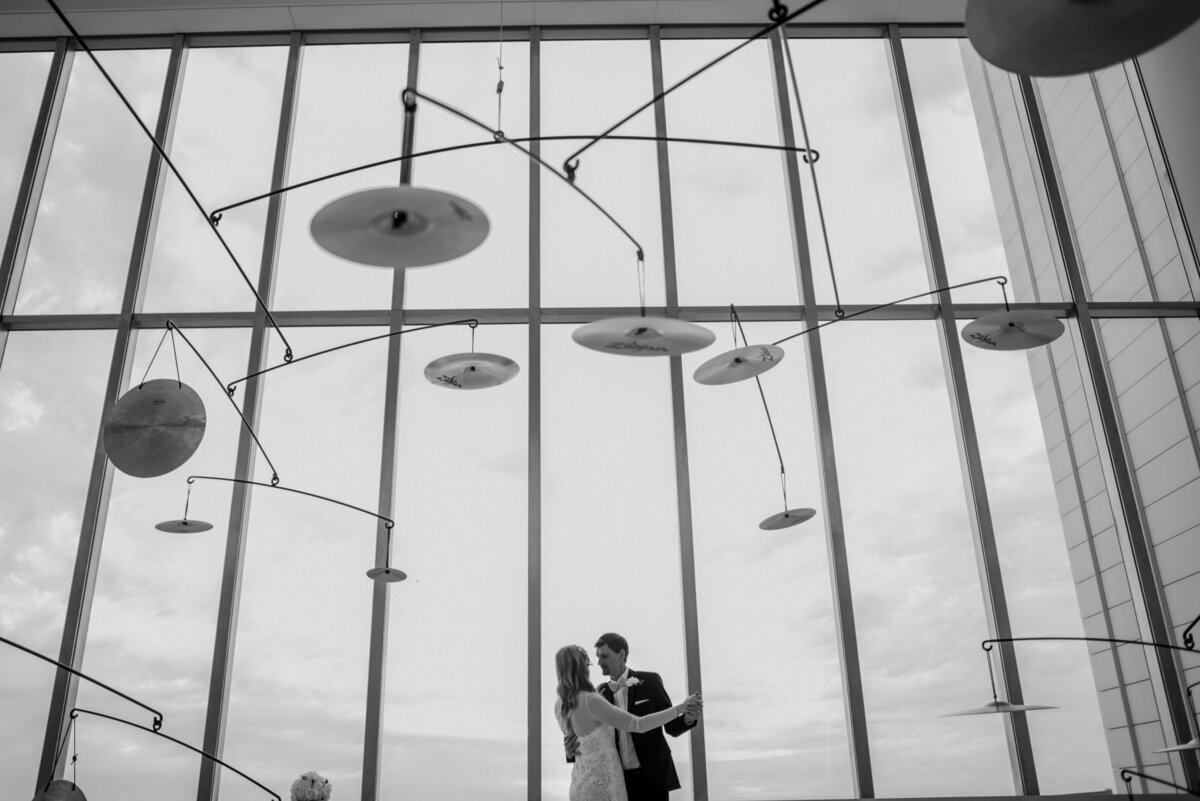 Tate-Modern-London-turner-contemporary-musem-artistic-documentary-wedding-photography-editorial-beach-60