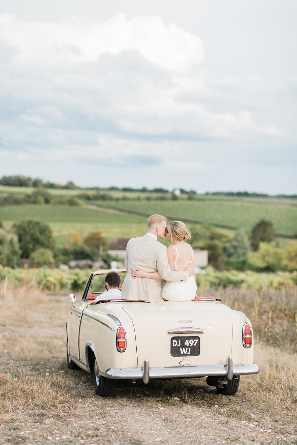 bride-groom-wedding-car