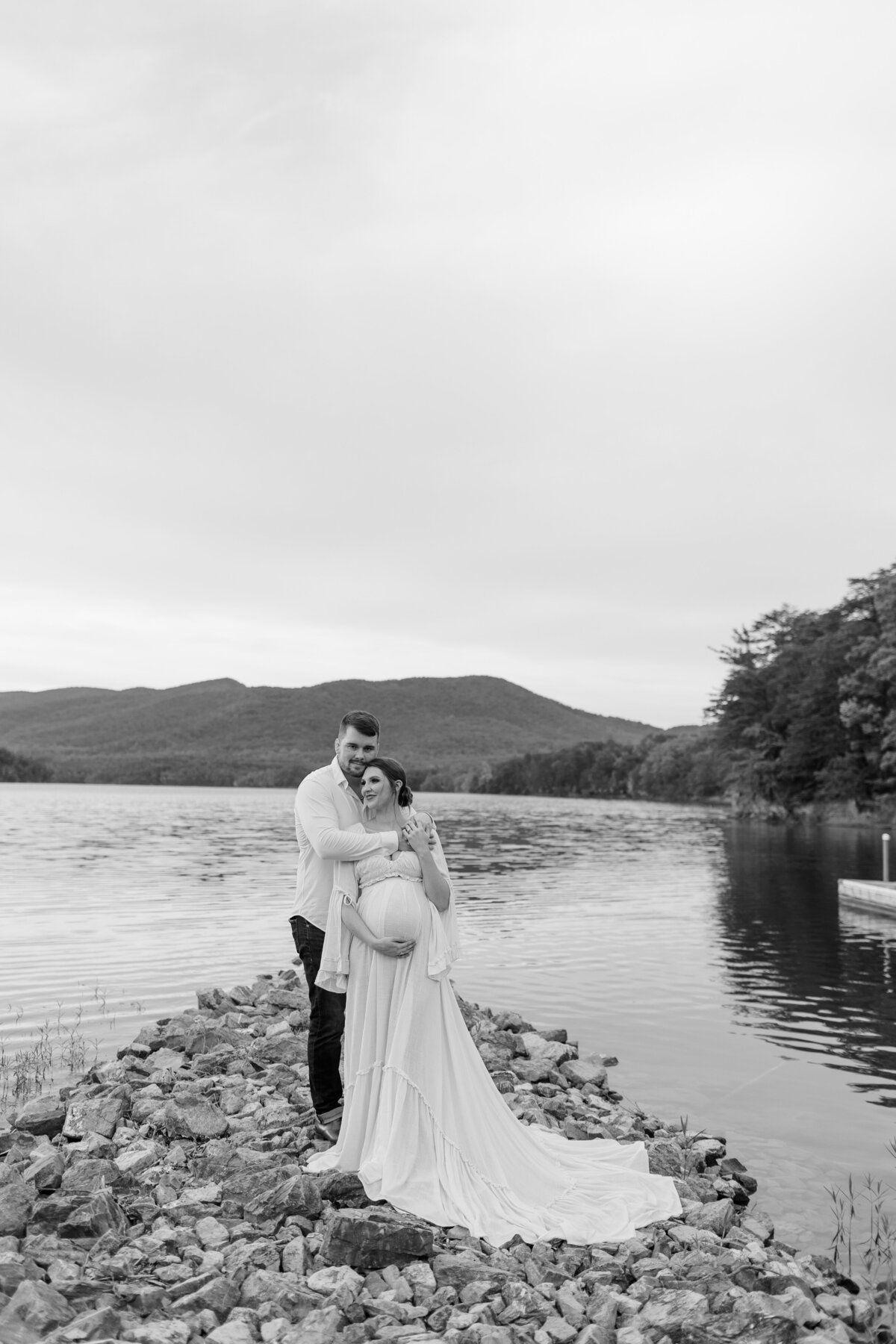 Documentary-Maternity-Session-at-Carvins-Cove-RJ-40