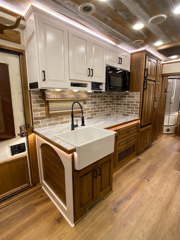 luxury-living-quarter-horse-trailers-trail-boss-conversions-kitchens-18