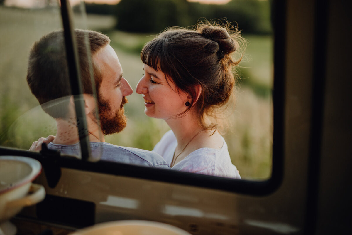 Paar-mit-Van-Paarfotoshooting-Paarbilder-in-der-Natur-authentisch-Paarfotografie-Freiburg-17