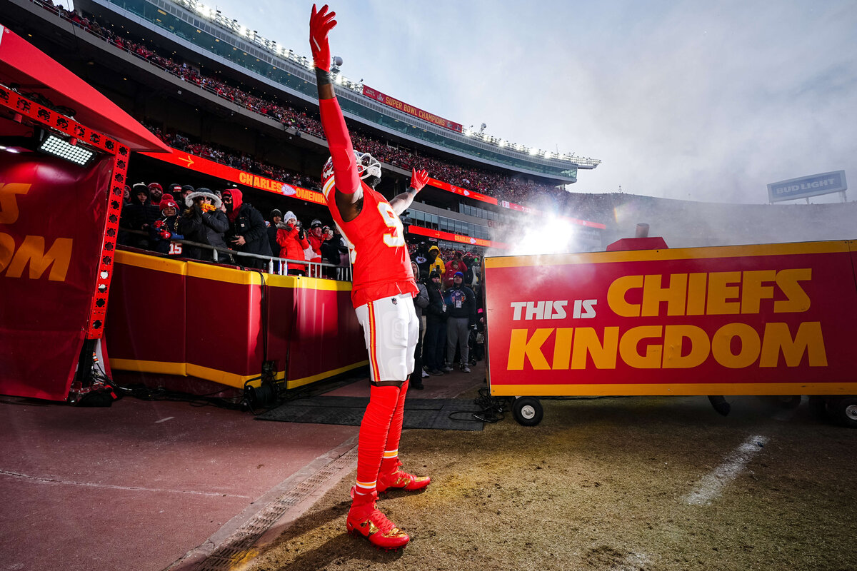 kansas-city-sports-photography-chiefs-0068-celebration-chiefs-kingdom-sign