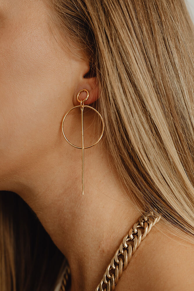 kaboompics_beautiful-woman-with-gold-jewelry-unrecognizable-female-wearing-chain-necklace-and-earrings-27759