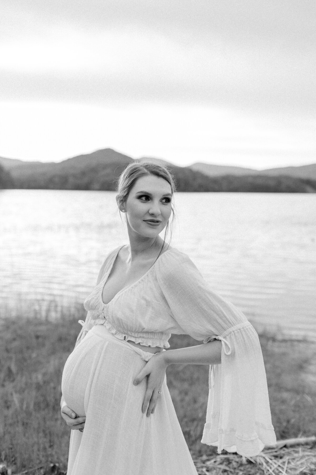 Documentary-Maternity-Session-at-Carvins-Cove-RJ-91