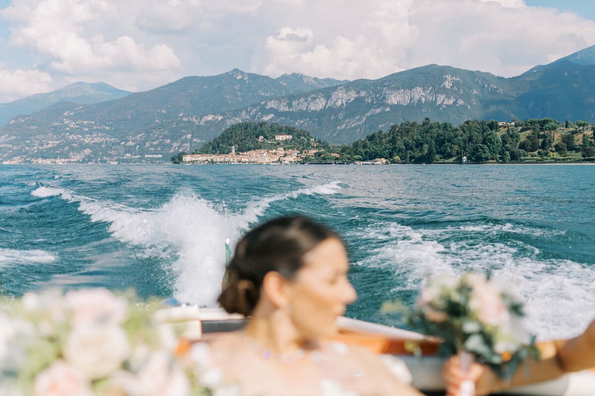Brud i en Riva båt med Bellagio Como i bakgrunden