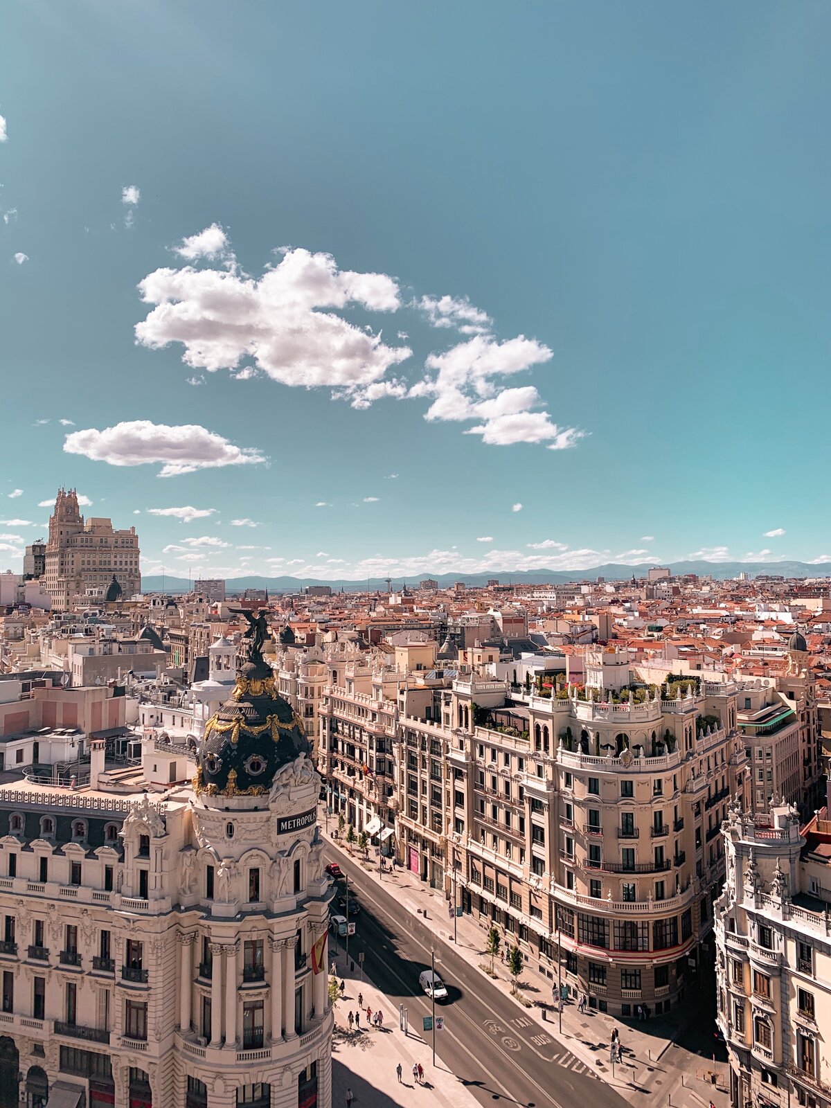 Beautiful views from a rooftop in a prewedding in Madrid