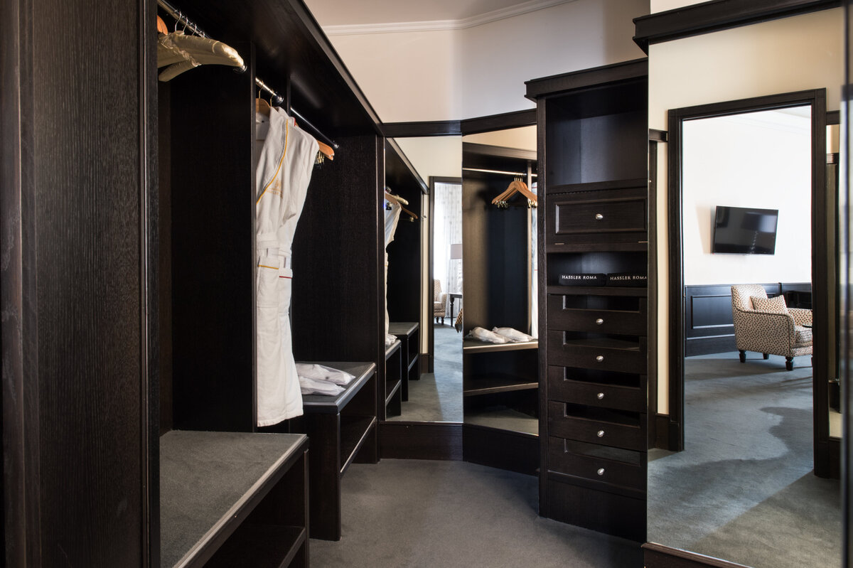Waterstone - Hassler Collection - Hotel Hassler -Rome - Luxury Boutique Hotel - Junior Suite New walk-in closet ( 1 ) - Hassler Roma - 300 dpi - credit Francesca Pagliai