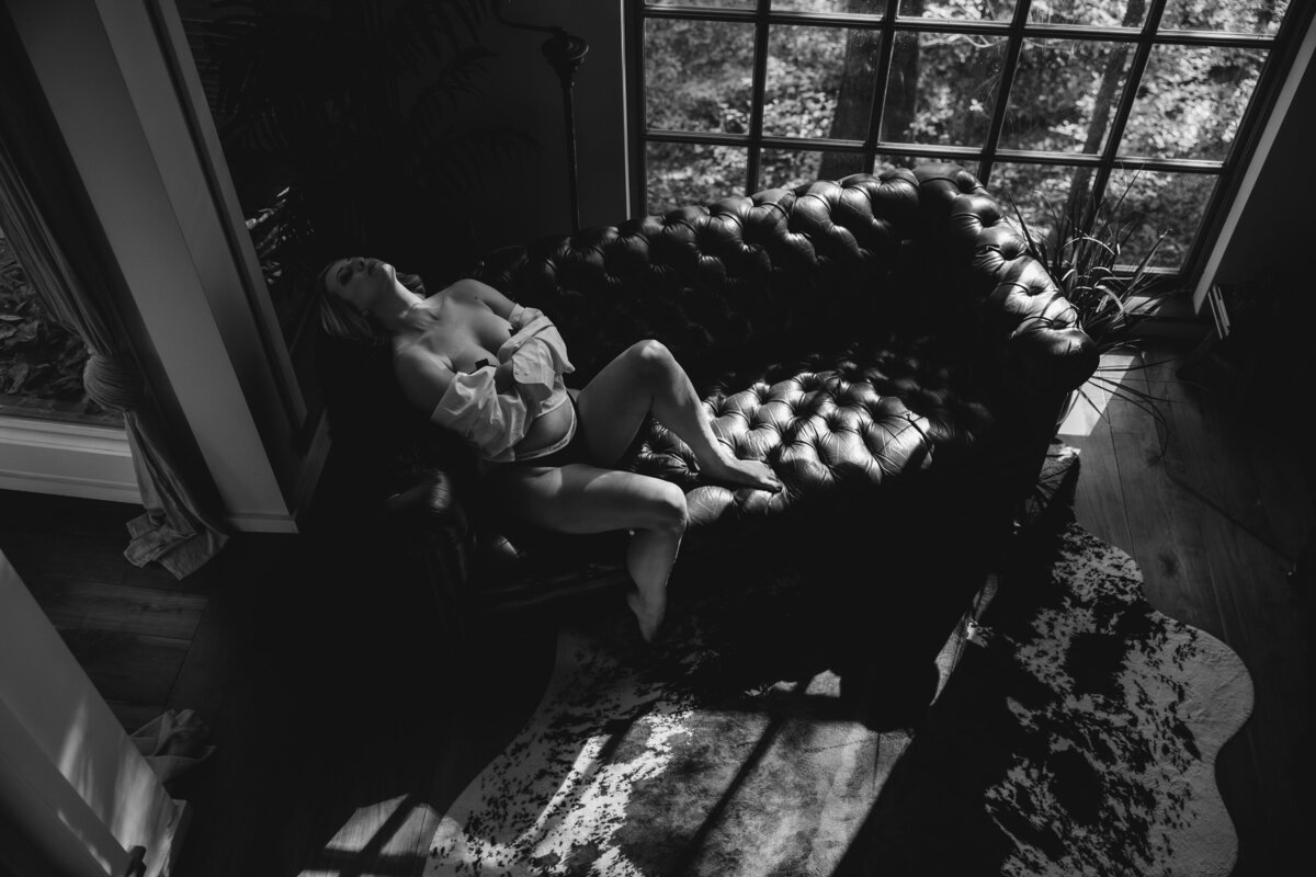 Experience empowering boudoir photography in Savannah, Georgia. Capture your confidence with stunning, intimate portraits by a professional Savannah boudoir photographer.