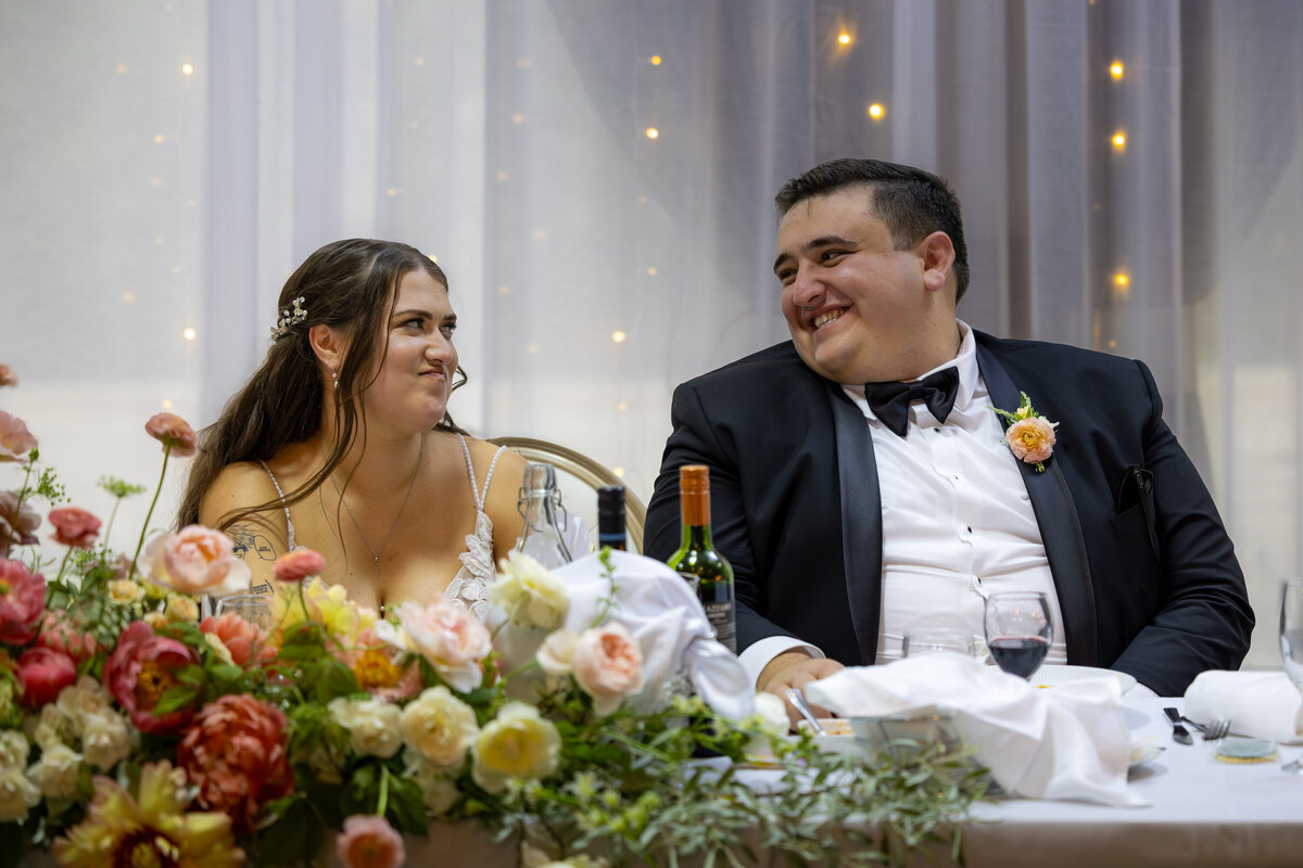 Couple complice au banquet de mariage Laval