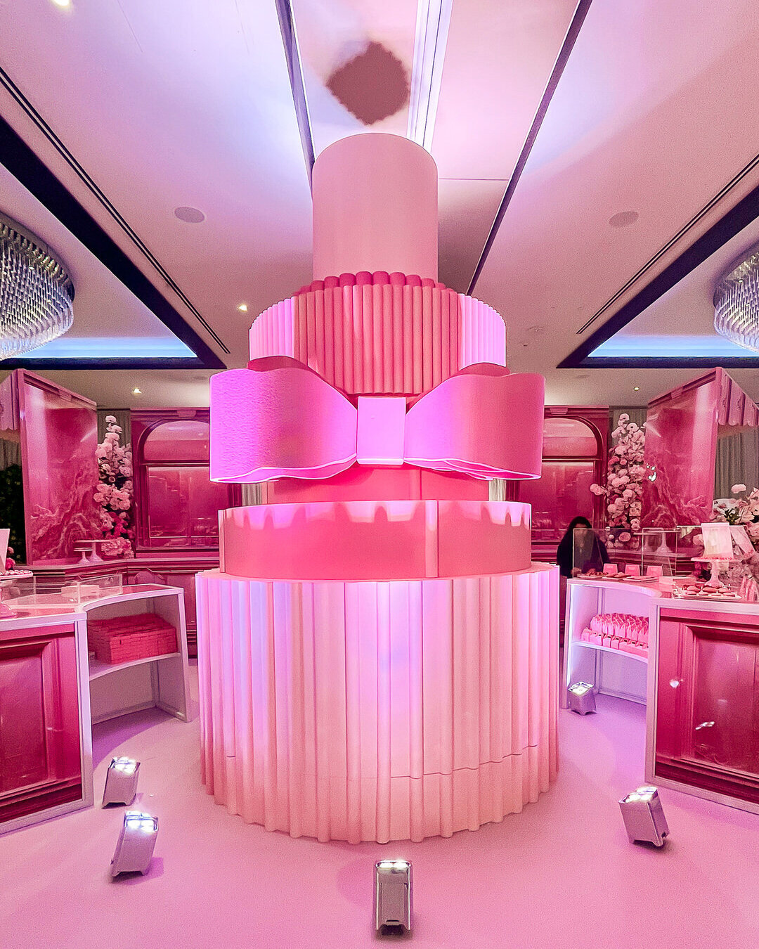 WedLuxe Show 2023 #Barbiecore Bakery pics by @WedLuxe11