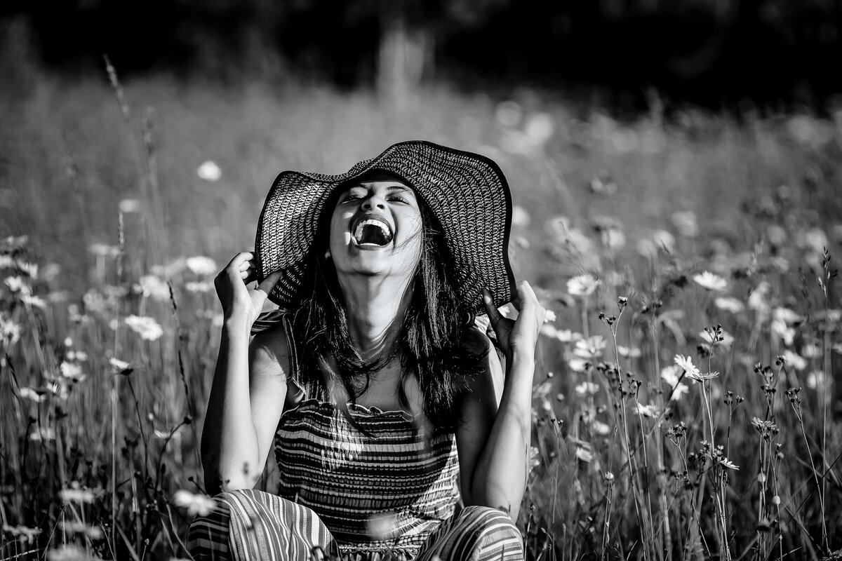 portrait-senior-highschool-laughter-field-hat-coeur-dalene