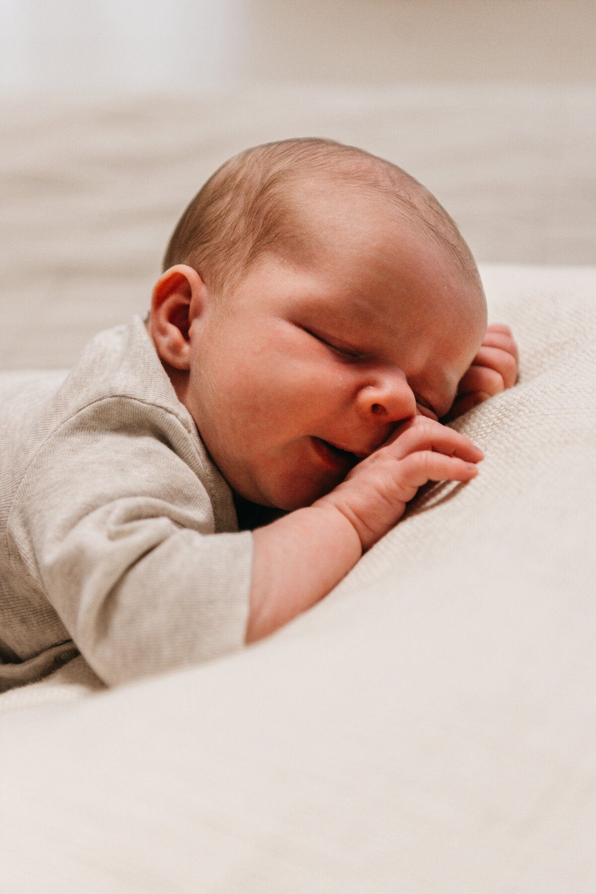 Newbornshoot in daglicht studio Tienen