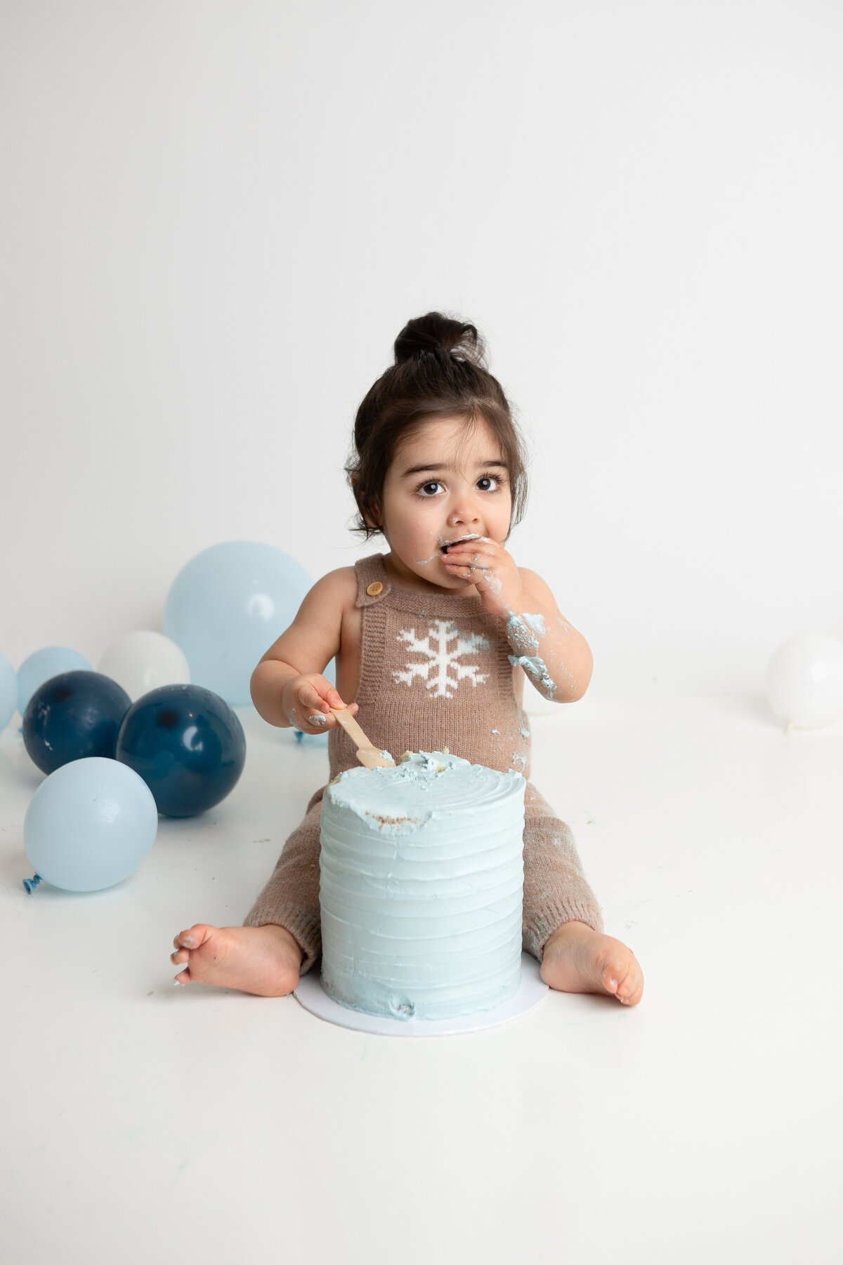 First birthday cake smash white blue and gold balloons