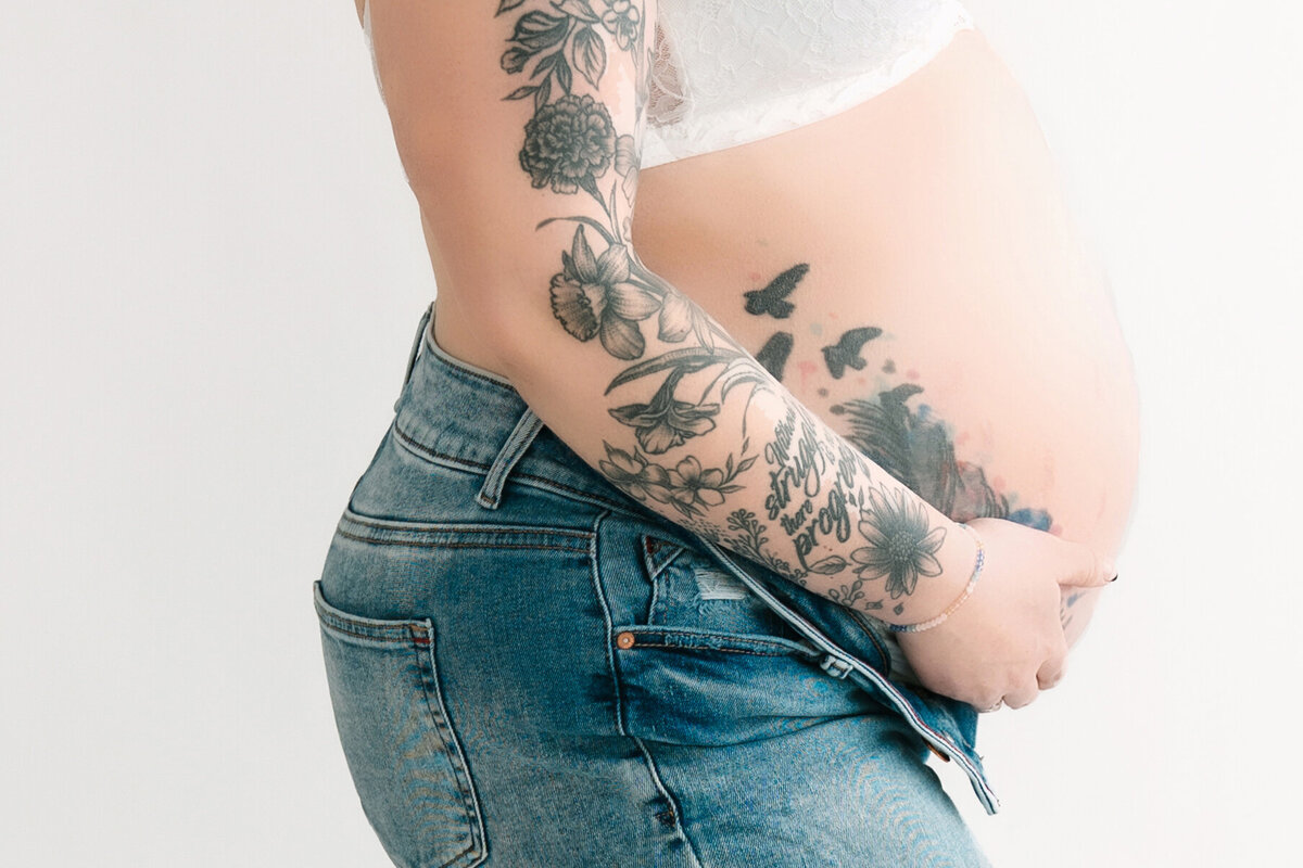 Maternity pohtographer session in Iron Mountain in the Upper Peninsula