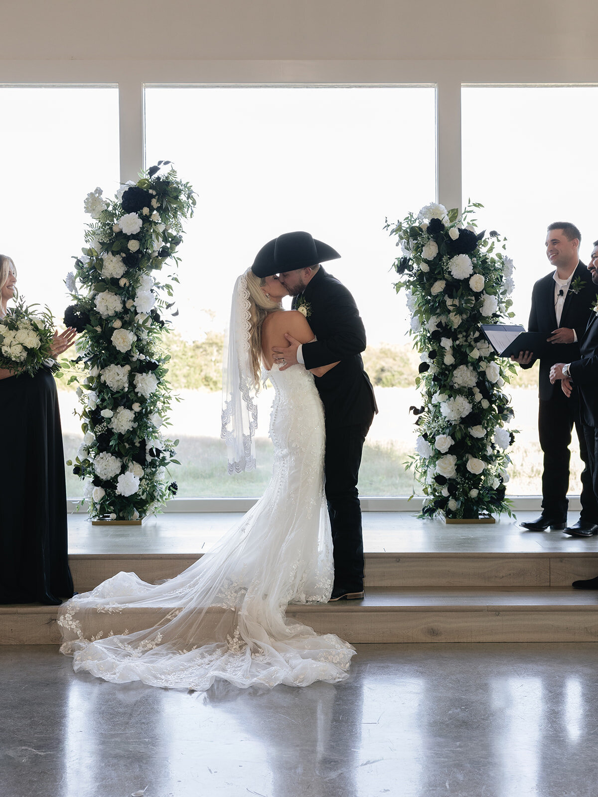 2025-10-11_DykesWeddingPreviews_MollyMurphyPhotography-62