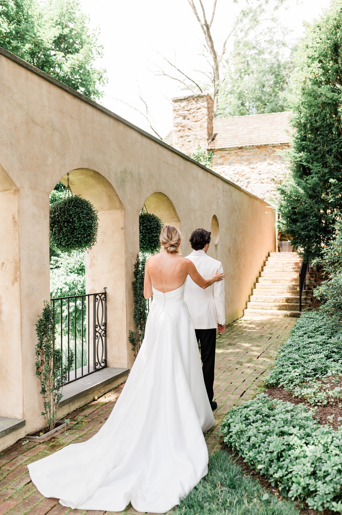 Château Dreams: Elevate your wedding with our luxury photography amidst the opulent châteaus of France & Italy. Our images reflect the grandeur and elegance of your special day.