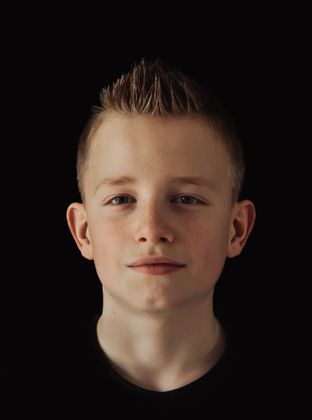 Portret van een jonge jongen op een zwarte achtergrond - Foto door Pictures by Lisette