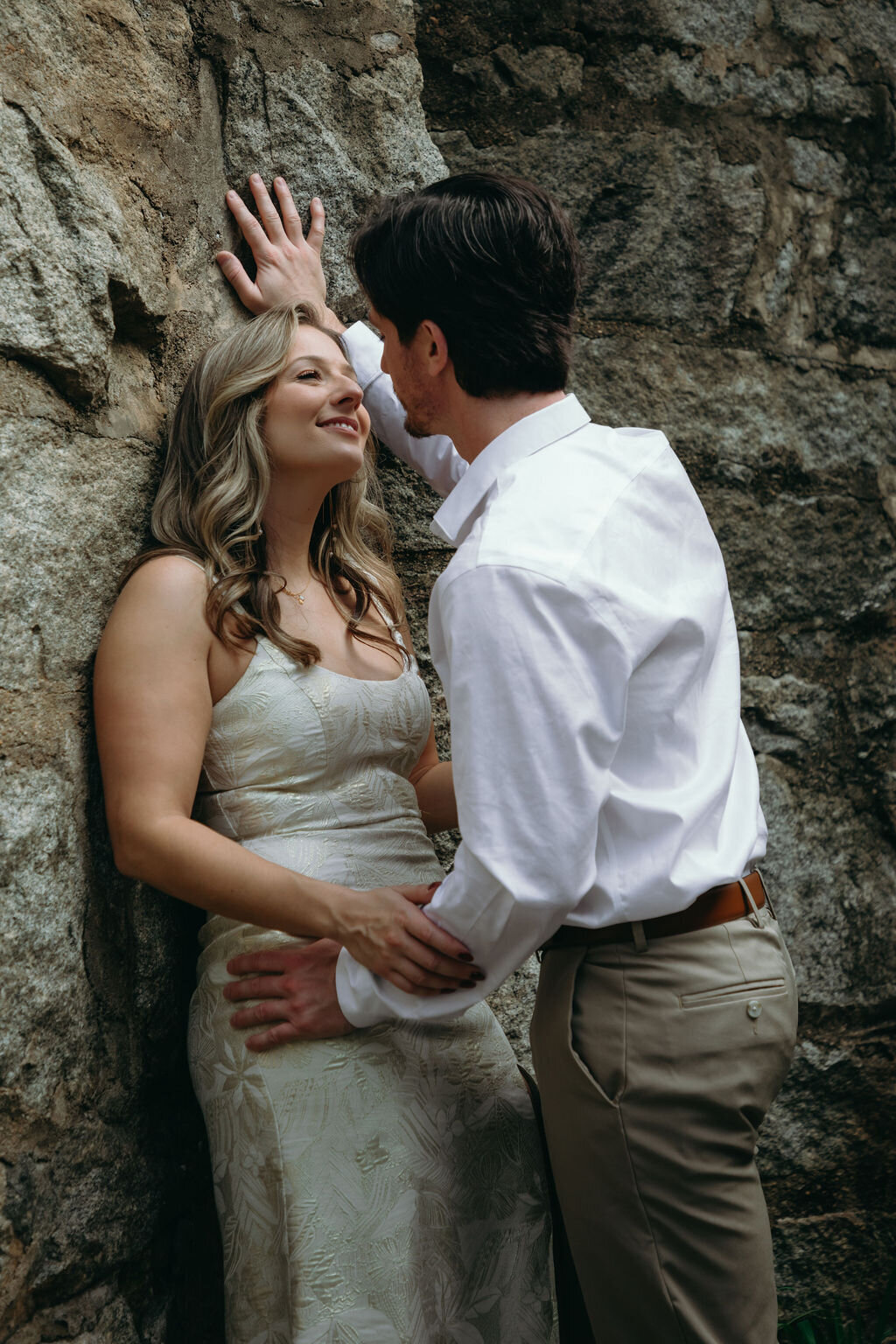 meredith-michel-photography-romantic-stone-wall-kiss-richmond-va