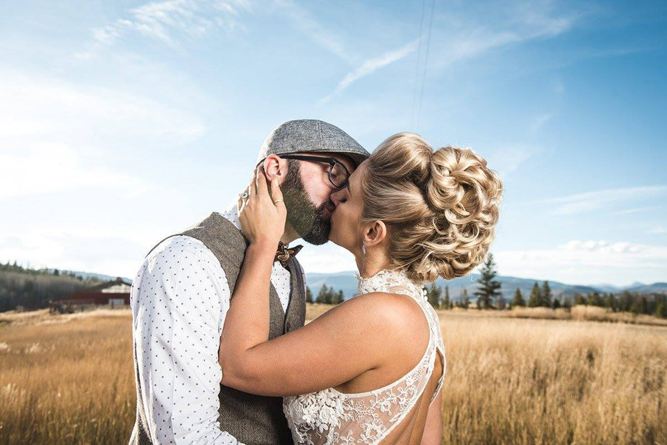 Granby-colorado-strawberry-creek-ranch-hipster-mountain-wedding-couple-kissing