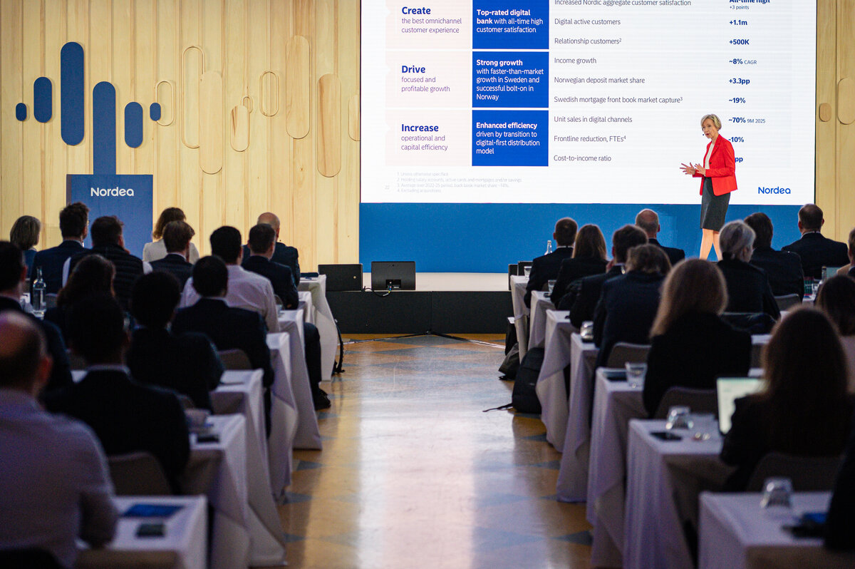 banking-conference-speaker-onstage-press-release-london-marc-james-photography-12