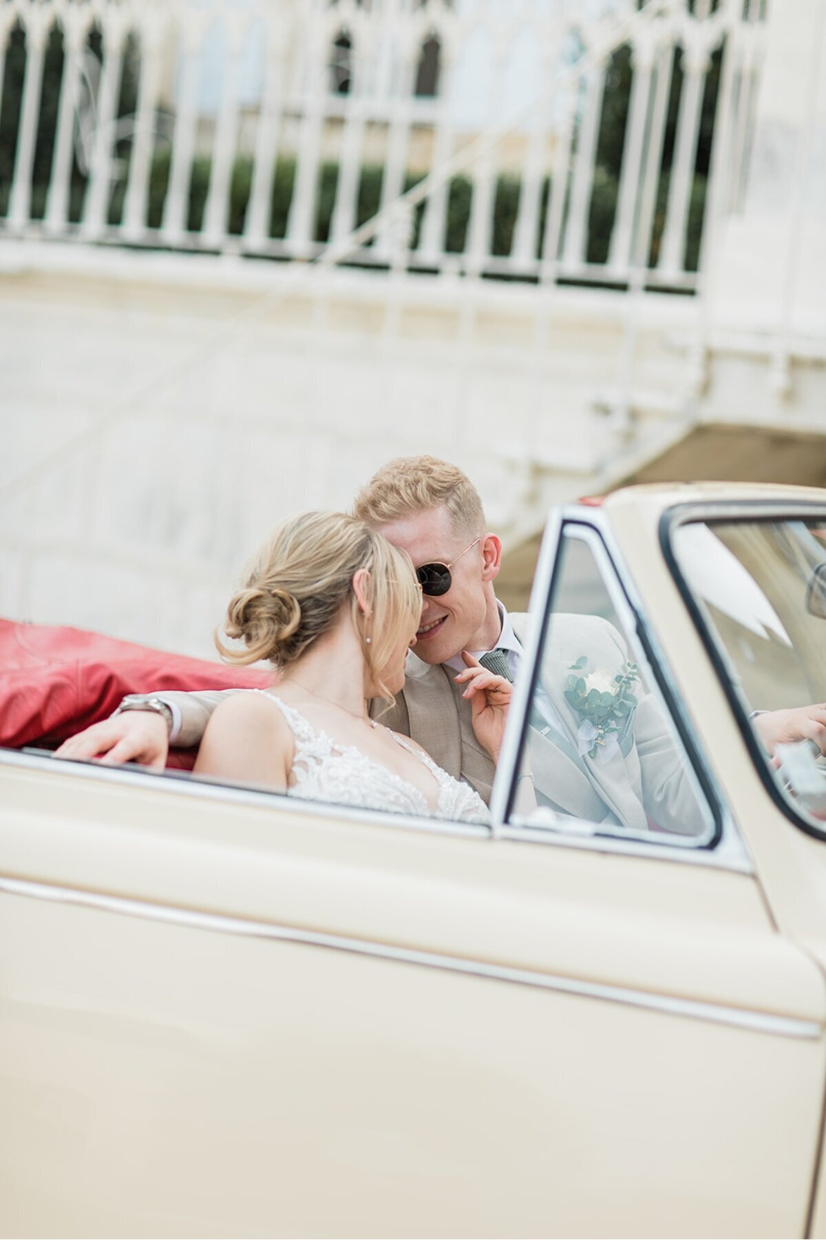bride-groom-car-portraits