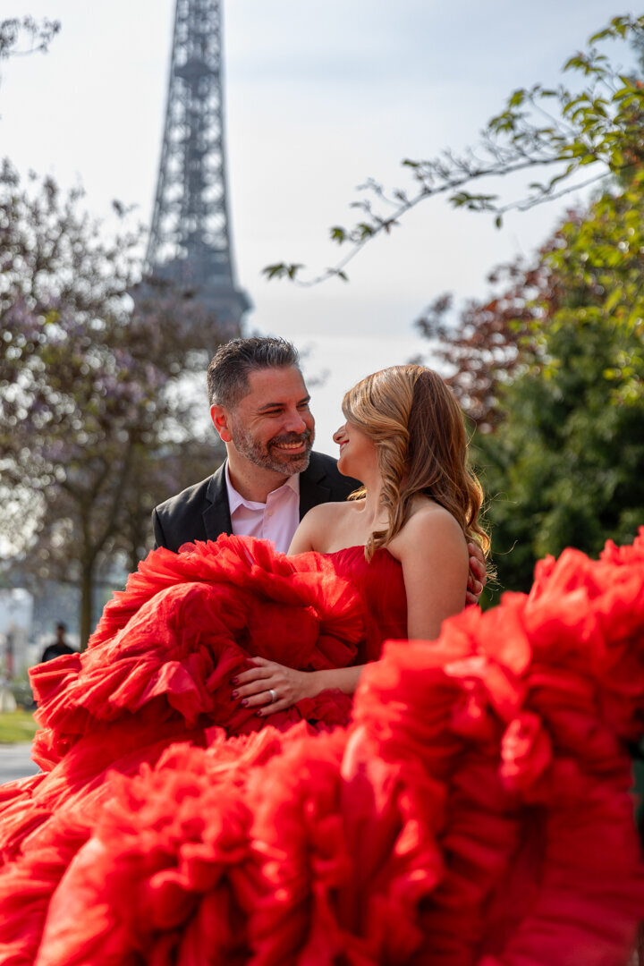 Candid couple laughter bench portrait, Eiffel Tower background, intimate Paris photography