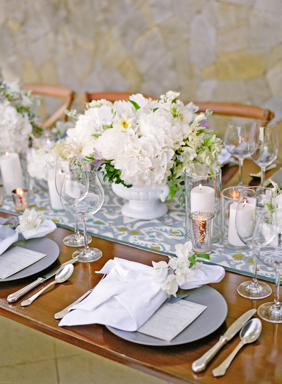 destination-wedding-bali-amankila-tabletop-white-hydrangea-gray-plates-blue-print-table-runner