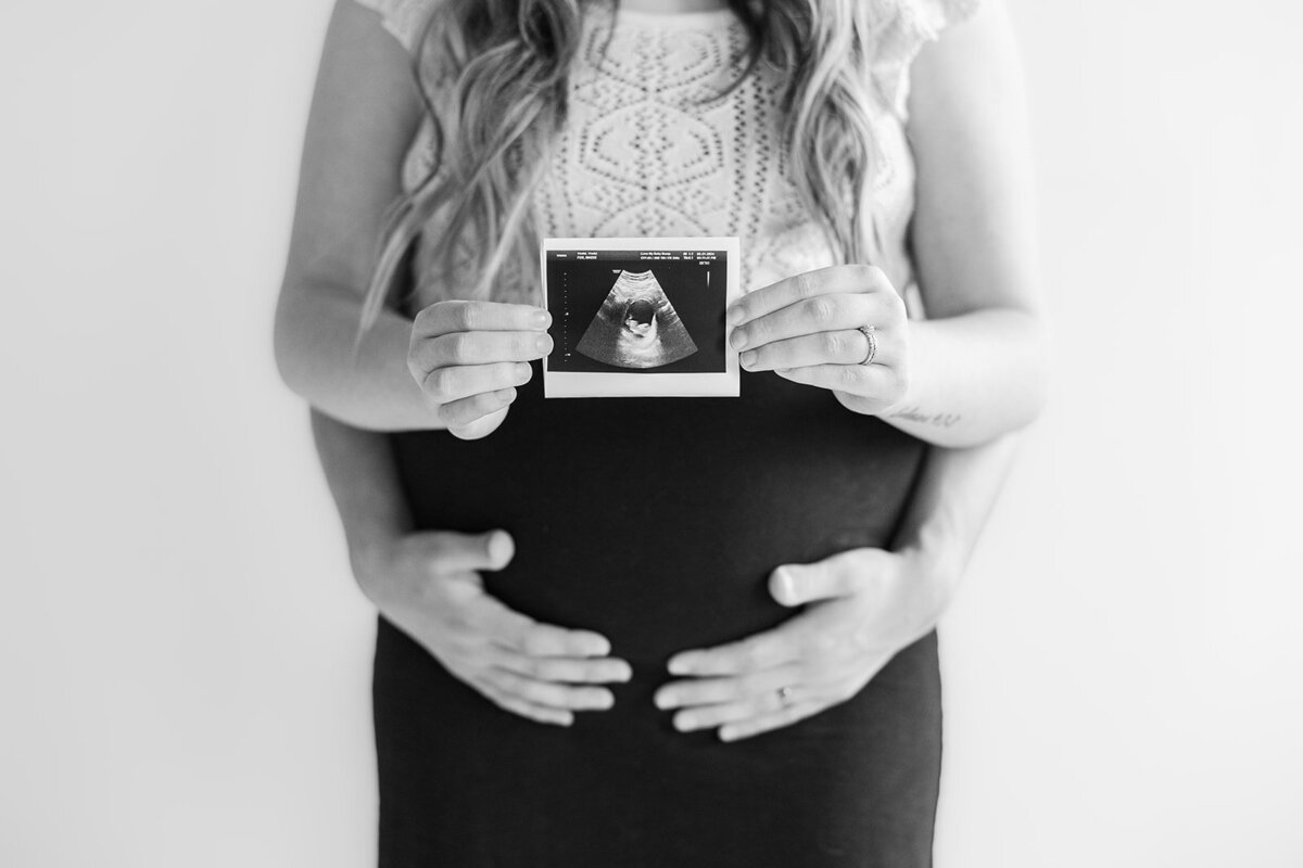 Announcement Photos 2024_Alexis Fox Photography + studio + Pregnancy Annoucement + Fortville + Indiana (25 of 29)