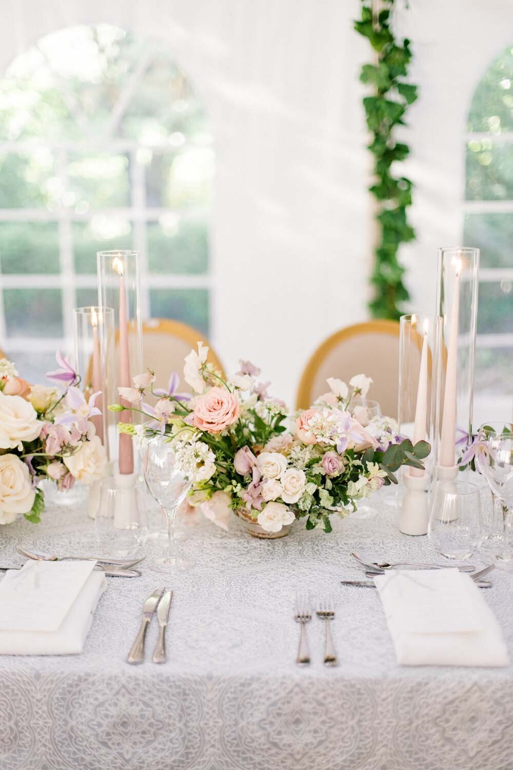 Alexandra & John romantic blush and lavender wedding by the Annecy Lake - Veronique Lorre floral designer - The Komans photography11