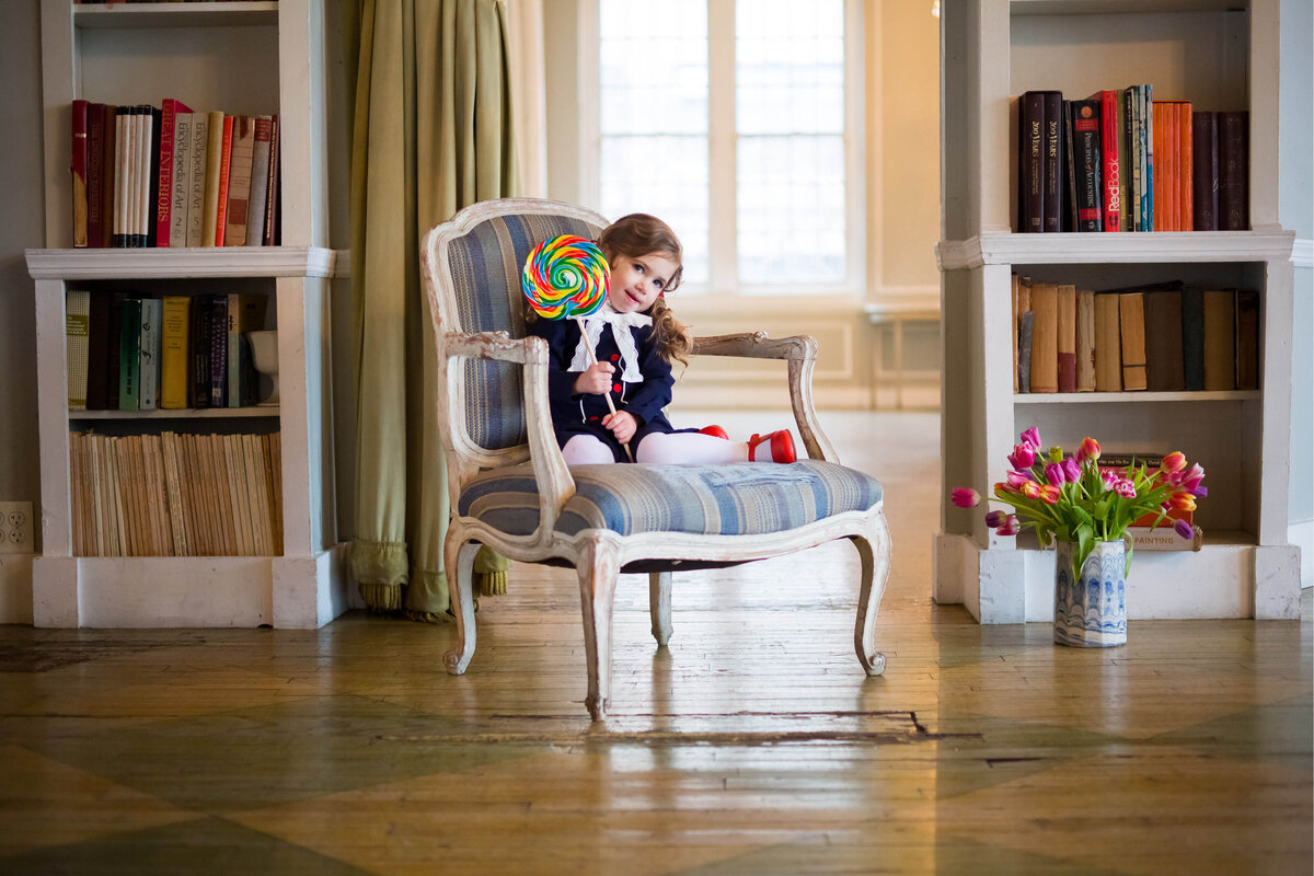 kid photoshoot with lollipops