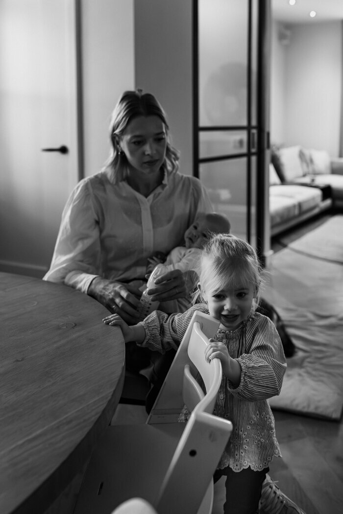 Heerlijke newbornshoot in en rondom het huis. Samen knuffelen, spelen, flesje geven en buiten de dieren eten geven.