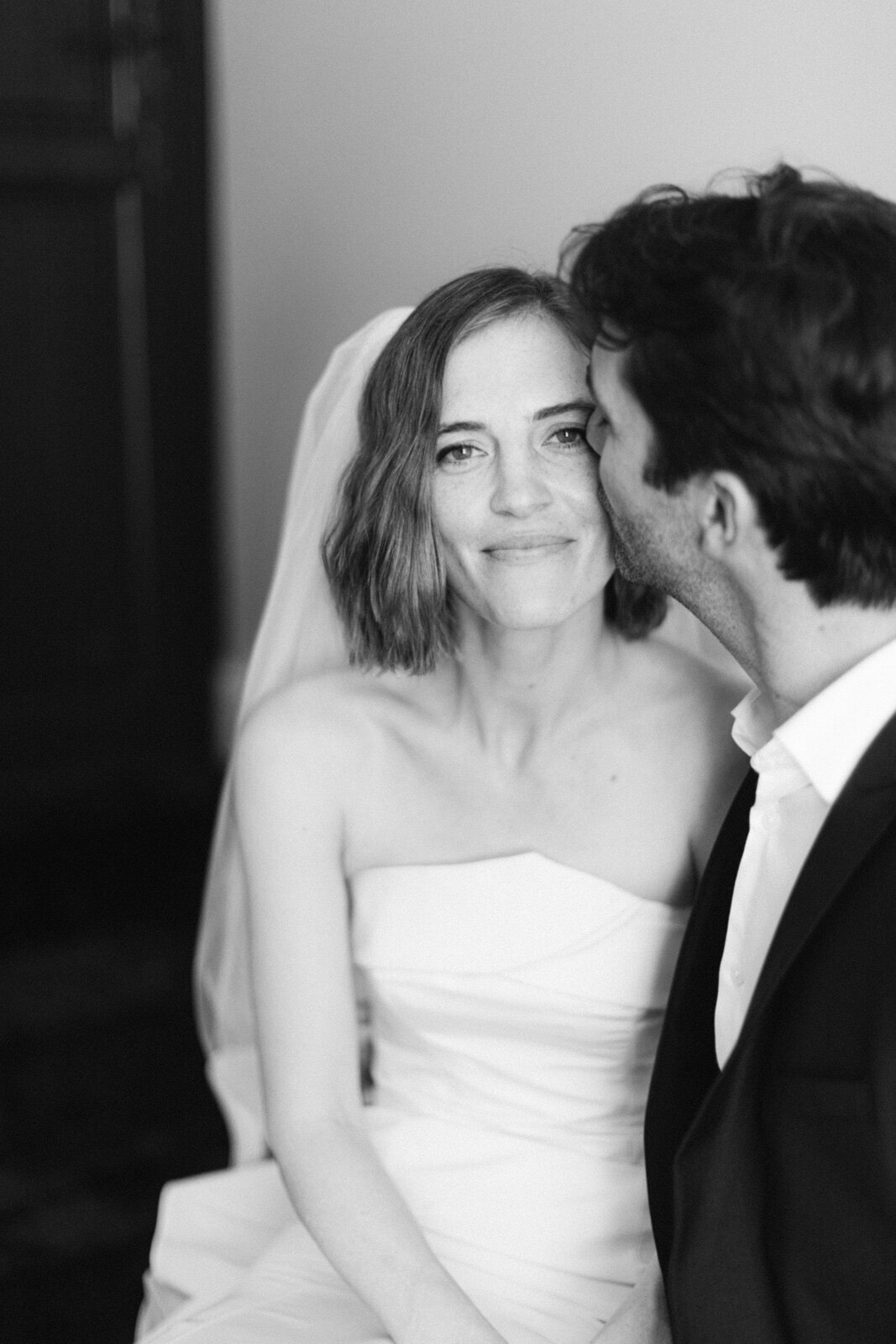 Portrait intemporel de mariée en noir et blanc à Nantes, capturant la beauté naturelle et l’émotion.
