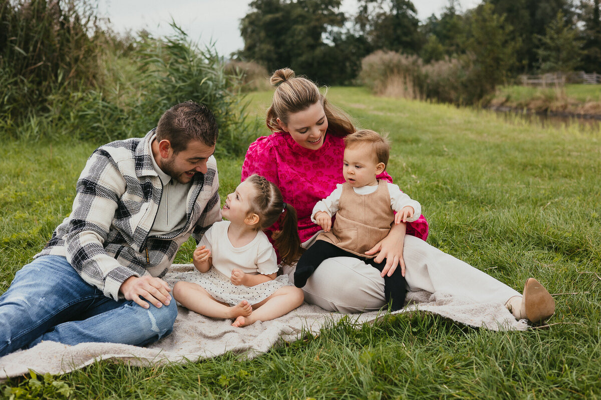 Fotoshoot gezin buiten picknick