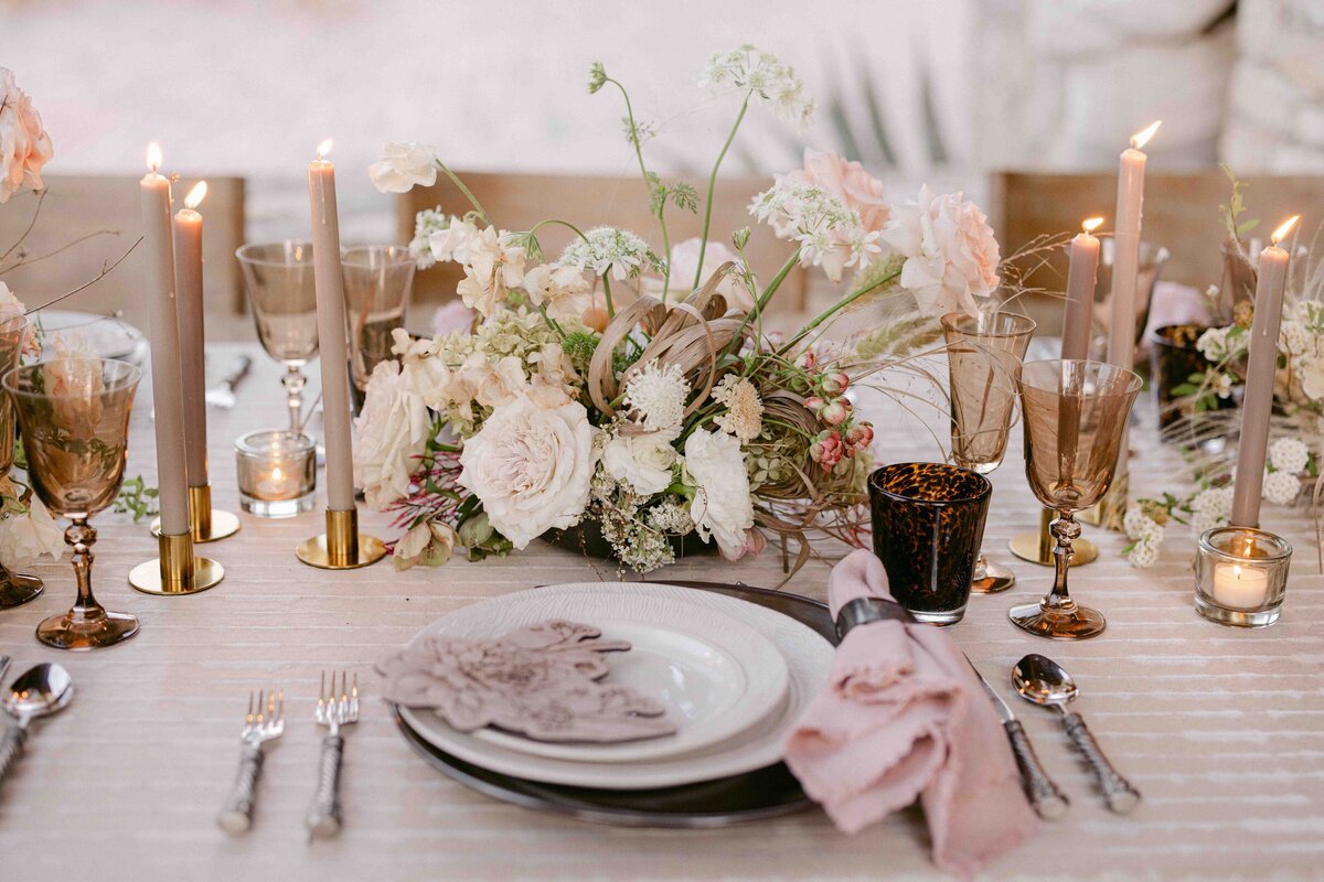 soft-pink-wedding-floral-tablescape