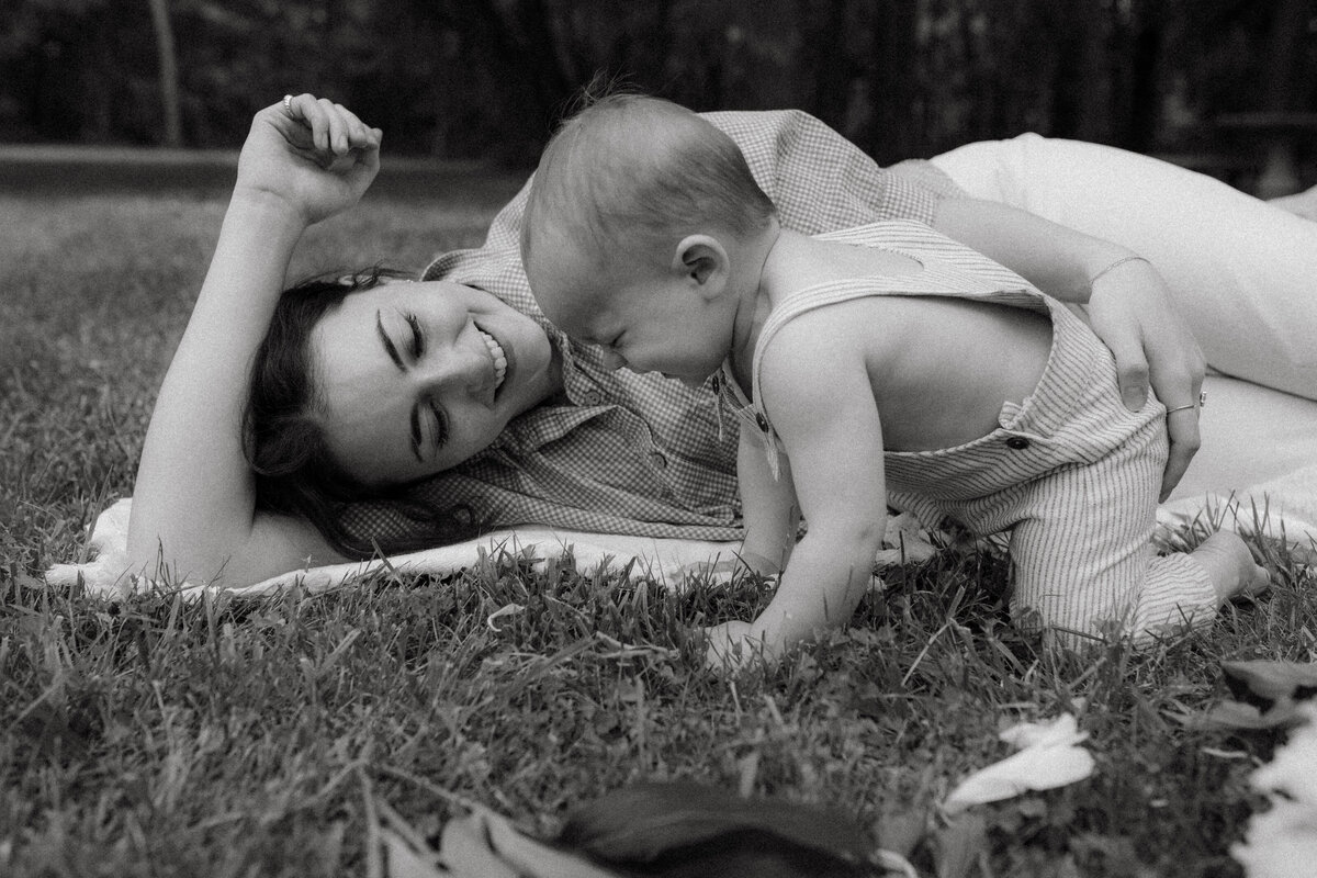 playing in the grass – St. Louis lifestyle family session00014