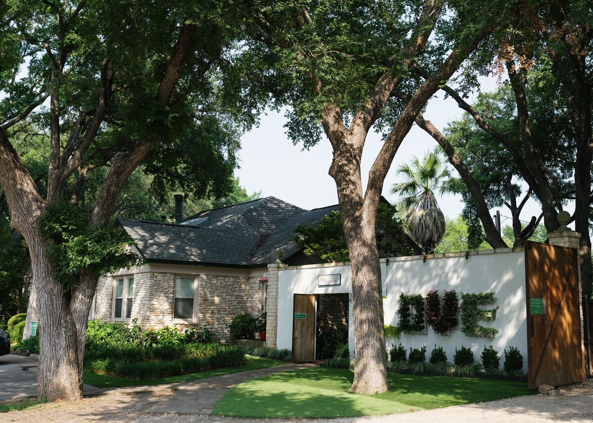 The Hummingbird Hosue is a garden wedding venue located in South Austin Texas.