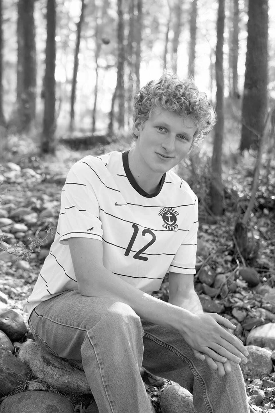senior-boy-in-nature-photo