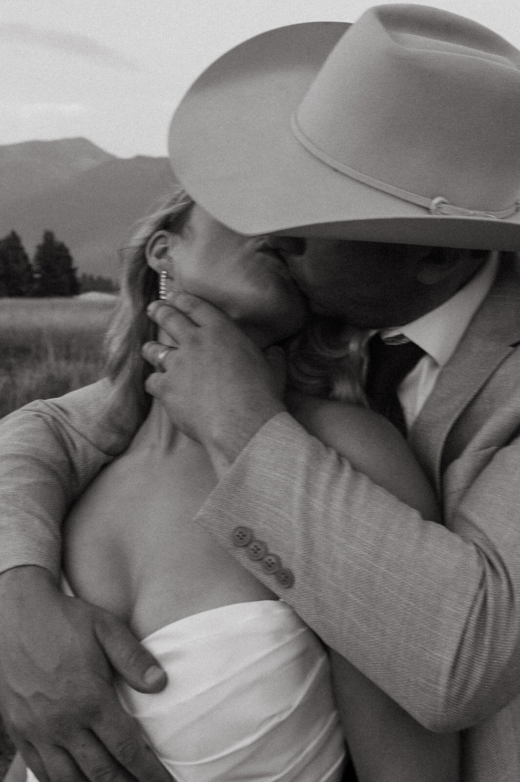 presley-gray-luxury-western-montana-wedding-9249