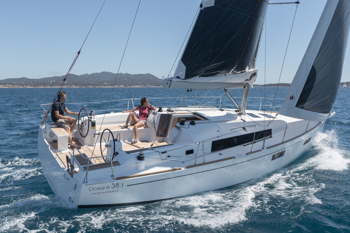 beneteau-oceanis-38.1-exterior-7