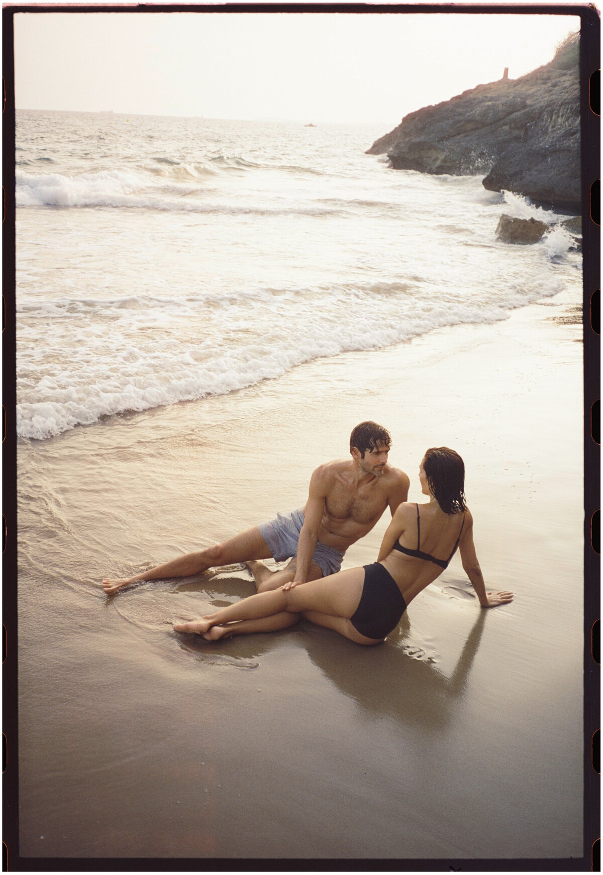 beach couple session in barcelona