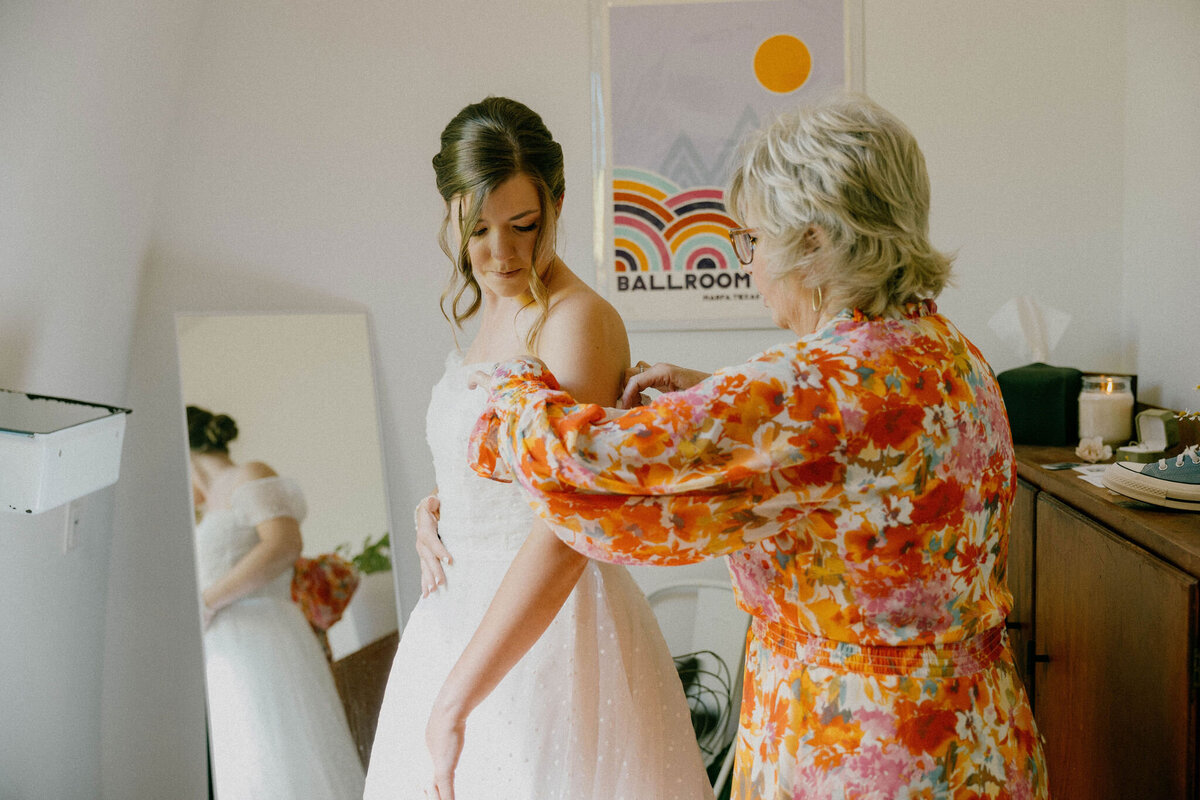 Brooke&PerronWeddingPhotos_GettingReady2_AustinWeddingPhotographer_HereafterFilms-4