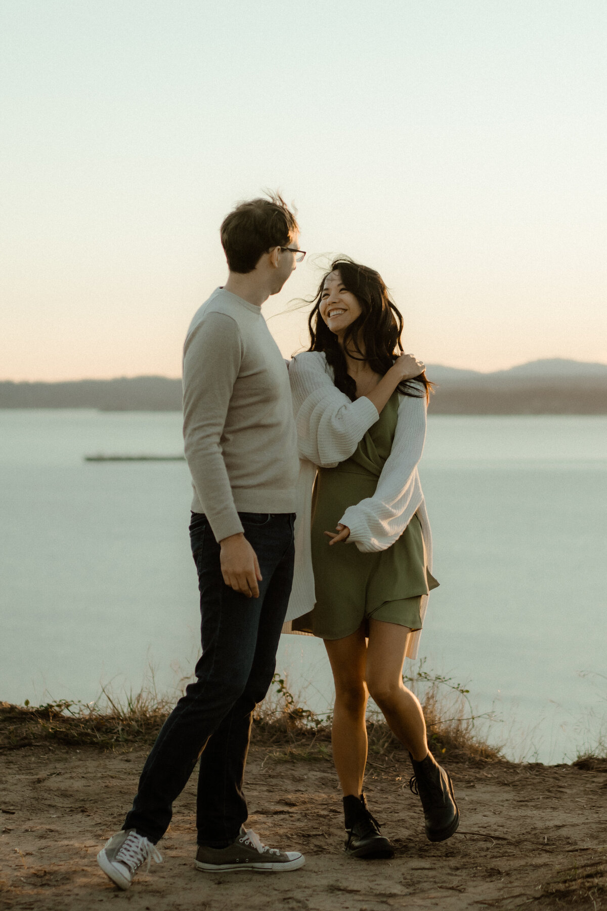 Jo-Dan-Discovery-Park-in-Seattle-Couple-Session-Amy-Law-Photography-27
