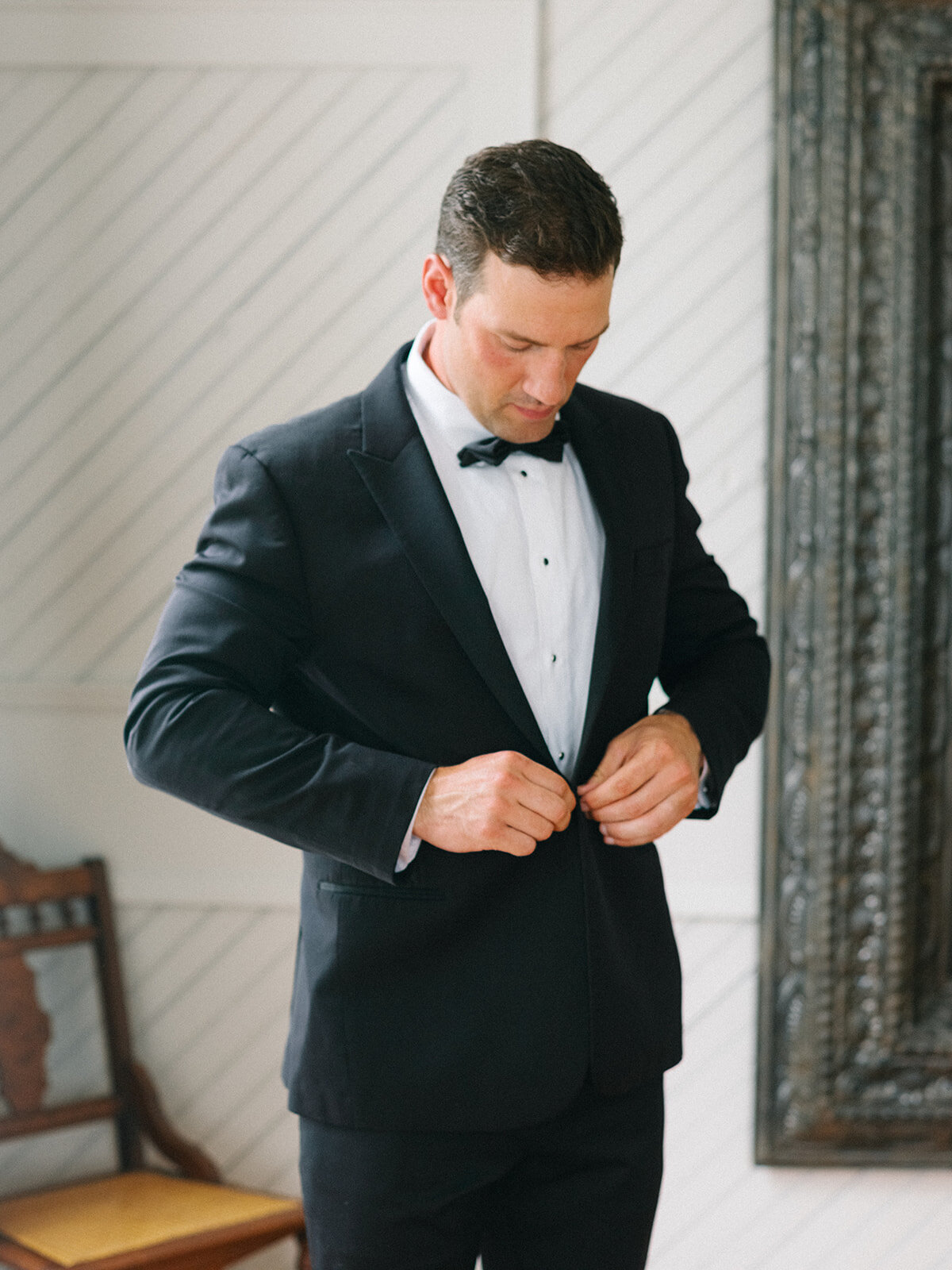 erienne-cam-wedding-guys-getting-ready-38_websize
