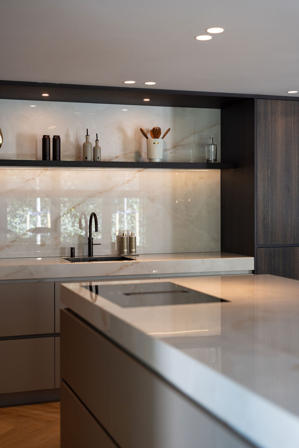 Moderne keuken met marmeren werkblad en minimalistische afwerking voor een luxe uitstraling.