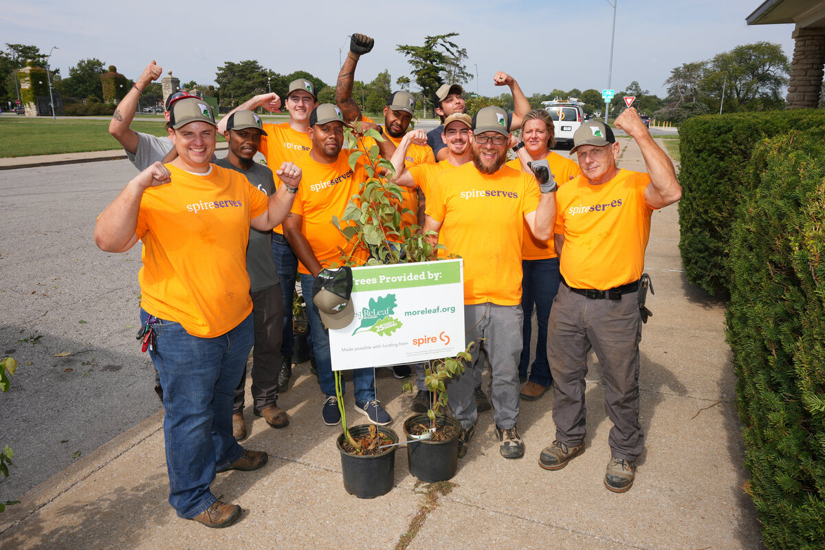 kansas-city-marketing-photography-people-0110-group-of-volunteers-holding-sign