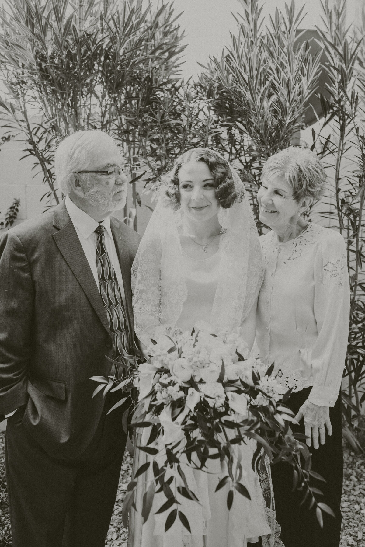 family-portraits-Arizona-Wedding-Photographer-Iowa_wedding_photographer-Bakyard-wedding-vintage-bride-Alaynna-Ann_Schwartz-Playlife-26