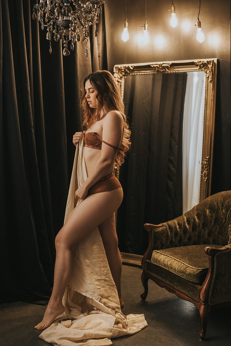boudoir photographer Delilah Summer Rayne posing for self portrait in vancouver boudoir studio