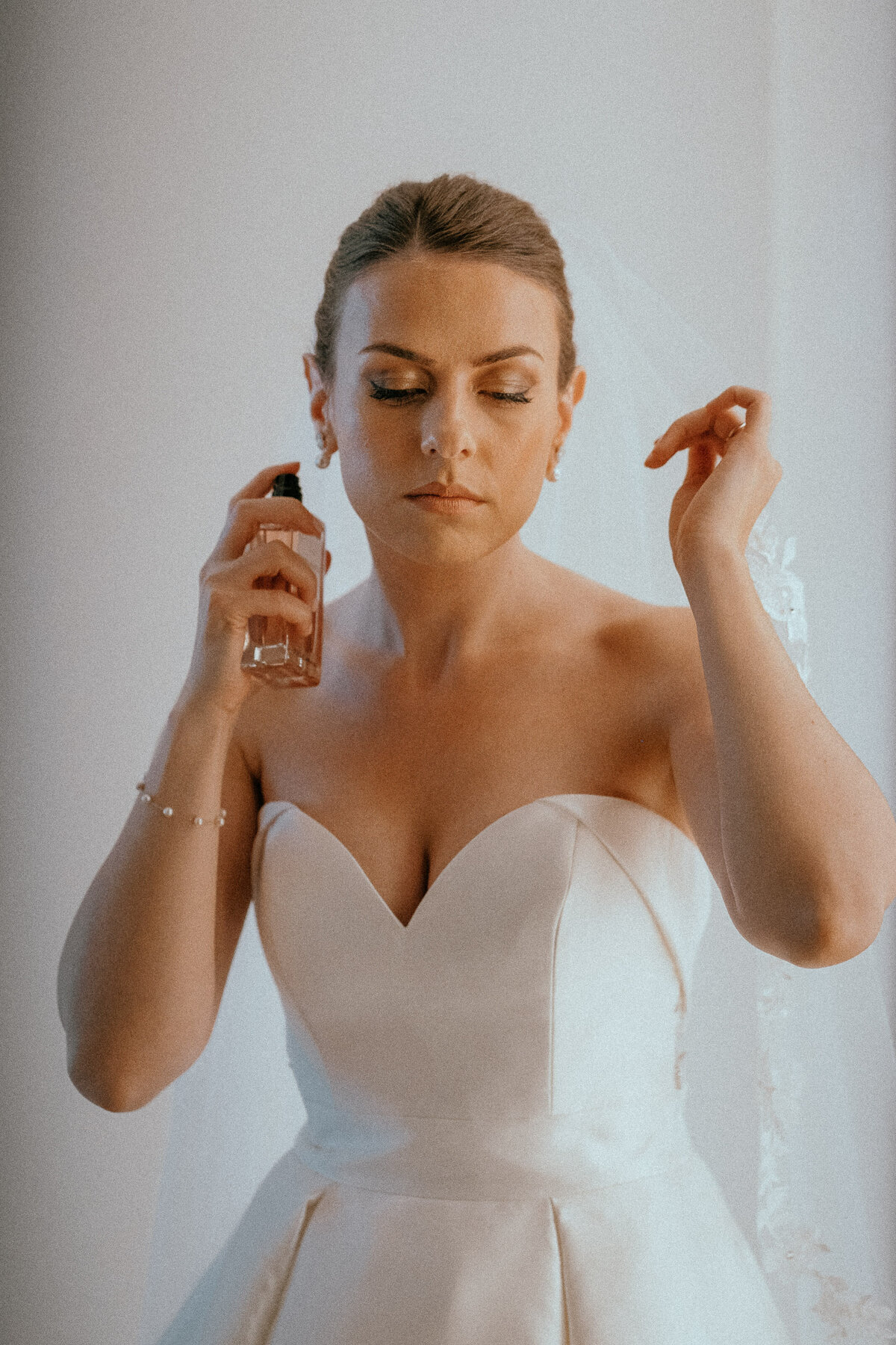 bride-perfume-raphaelle-granger-luxury-wedding-photographer-montreal-toronto